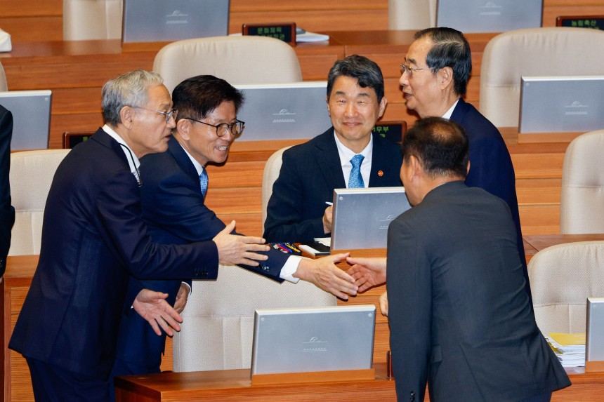 유인촌 문화체육관광부 장관(왼쪽부터), 김문수 고용노동부 장관, 이주호 사회부총리, 한덕수 총리, 이상민 행정안전부 장관이 2024년 9월 12일 오후 서울 여의도 국회 본회의장에서 교육·사회·문화 분야 대정부질문에