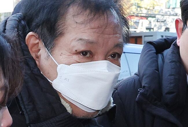 불법 정치자금 수수 혐의를 받는 '건진법사' 전성배 씨가 2024년 12월 19일 오전 서울 양천구 서울남부지방법원에서 열린 영장실질심사(구속 전 피의자심문)에 출석하고 있다. /뉴스1