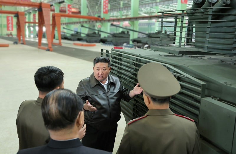 <b>김정은</b>, <b>탱크</b> 공장 시찰… “2차 장갑무력혁명 위한 과업”