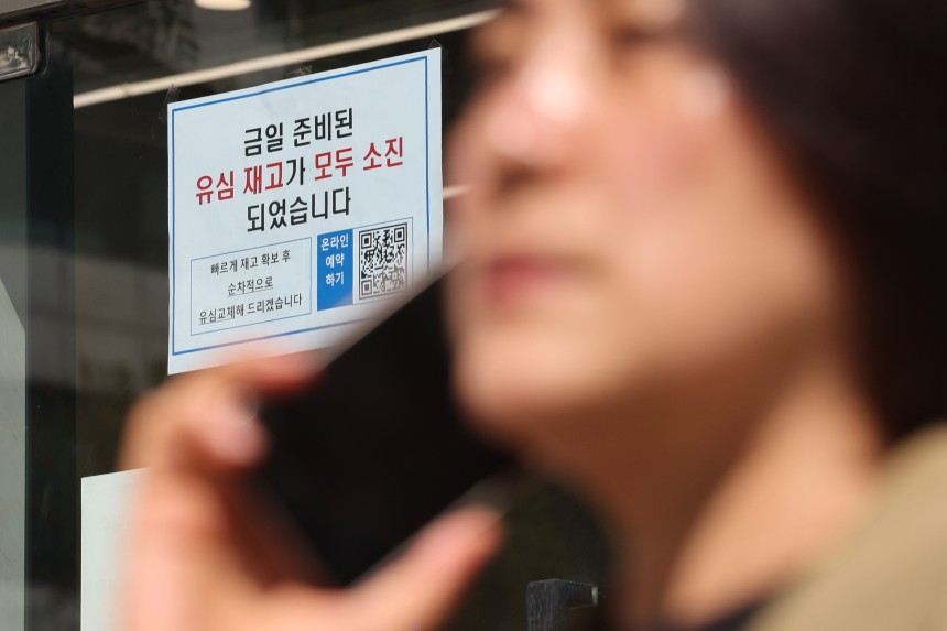SK텔레콤이 가입자 유심(USIM) 정보 유출 사태로 오는 5일부터 신규 가입자 모집을 중단한다고 밝힌 2일 서울 시내의 한 SK텔레콤 대리점에 유심 재고 소진 안내문이 붙어 있다. /연합뉴스