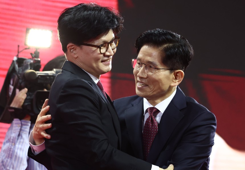  김문수 국민의힘 대통령 후보가 3일 경기 고양시 킨텍스에서 열린 5차 전당대회에서 한동훈 후보와 포옹하고 있다. /뉴스1