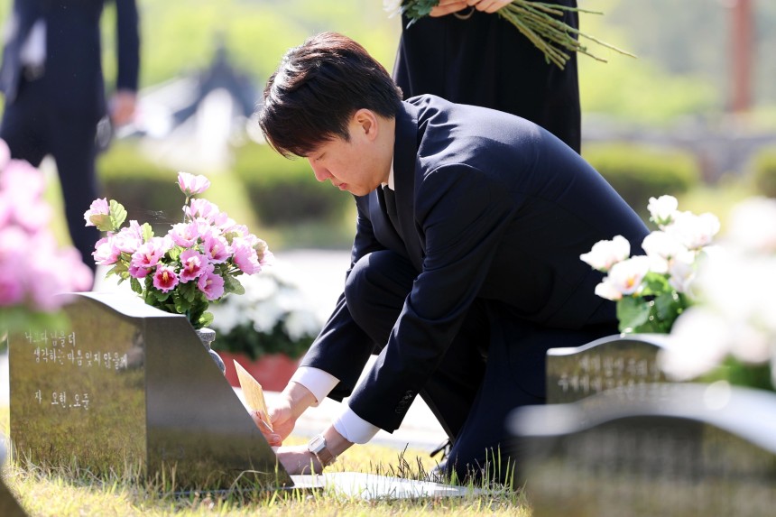 4일 오전 광주 북구 국립 5·18 민주묘지 2묘역에서 이준석 개혁신당 대선 후보가 참배하고 있다. /연합뉴스