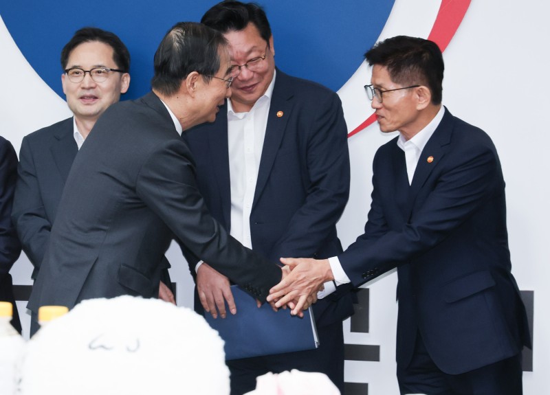 ‘단일화 탐색전’ 김문수-한덕수, 5일 <b>부처님오신날</b> 행사서 첫 대면