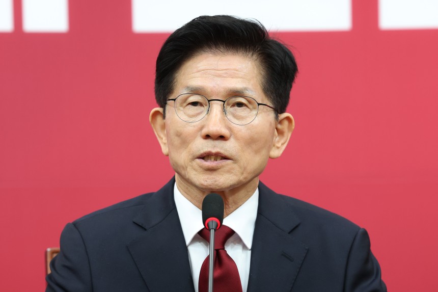 김문수 국민의힘 대통령 후보가 4일 오전 서울 여의도 국회에서 열린 선거대책위원회 회의에 참석해 발언하고 있다. 2025.5.4/뉴스1 ⓒ News1 이광호 기자