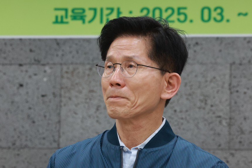 국민의힘 김문수 대선 후보가 4일 한센인 마을인 경기도 포천시 장자마을을 방문해 방문 소감을 말하기에 앞서 눈시울을 붉히고 있다. /연합뉴스 