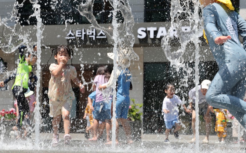 2024년 6월 서울 종로구 광화문광장 분수대에서 어린이들이 물놀이를 하며 무더위를 식히고 있다./뉴스1