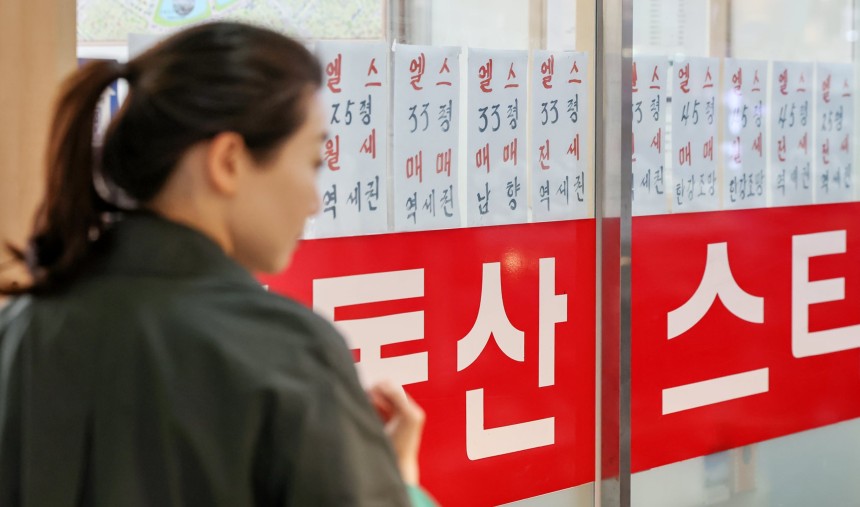 서울의 한 공인중개사에 아파트 매매 및 전월세 매물 시세가 게시돼 있다./ 뉴스1