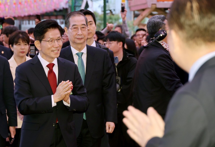 국민의힘 김문수 대선 후보와 무소속 한덕수 대선 예비후보가 5일 서울 종로구 조계사에서 만났다. /연합뉴스