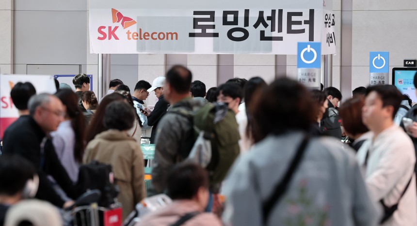 황금연휴를 앞둔 2일 오전 인천국제공항 제1여객터미널 출국장에 마련된 SK텔레콤 로밍센터에서 여행객들이 유심 교체 서비스를 받기 위해 대기하고 있다. /뉴스1