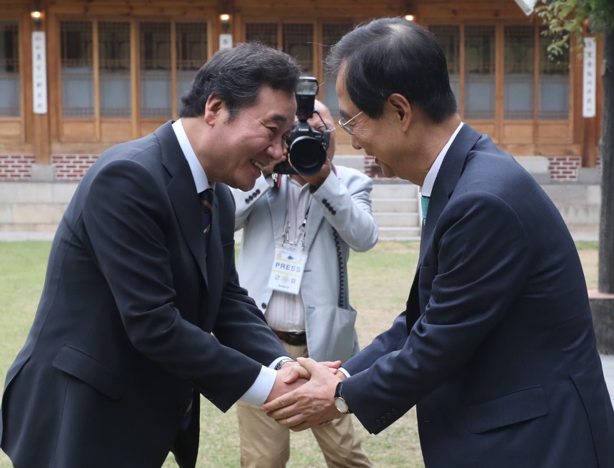 한덕수(오른쪽) 무소속 대선 예비후보가 이낙연 전 국무총리와 6일 만난다. /뉴스1 