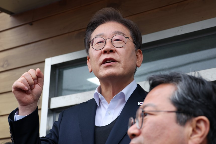 이재명 더불어민주당 대통령 후보가 2차 골목골목 경청투어에 나선 5일 오후 경기 여주시 구양리 마을회관을 찾아 즉흥 연설을 하고 있다. /뉴스1