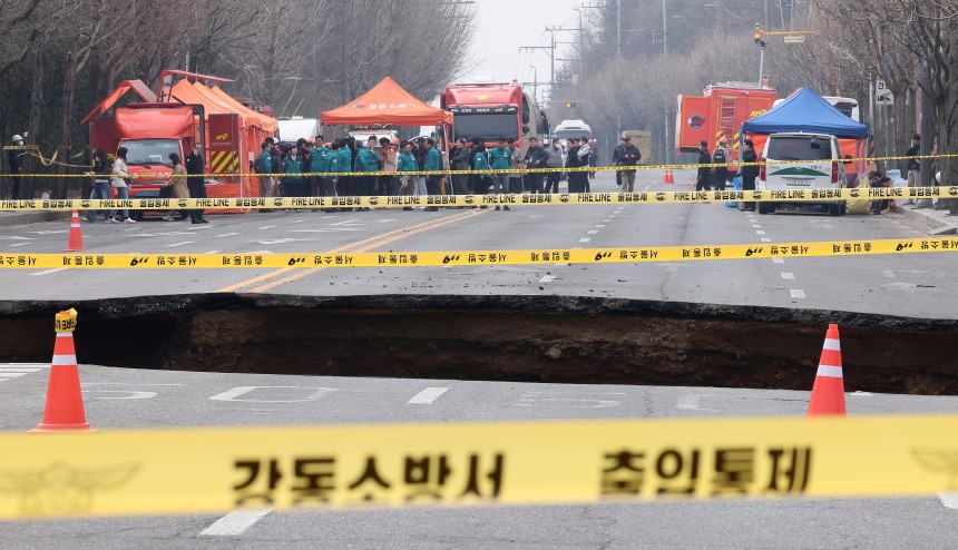 지난 3월 25일 서울 강동구 대명초등학교 인근 사거리에서 발생한 싱크홀(땅 꺼짐) 사고 현장./뉴스1