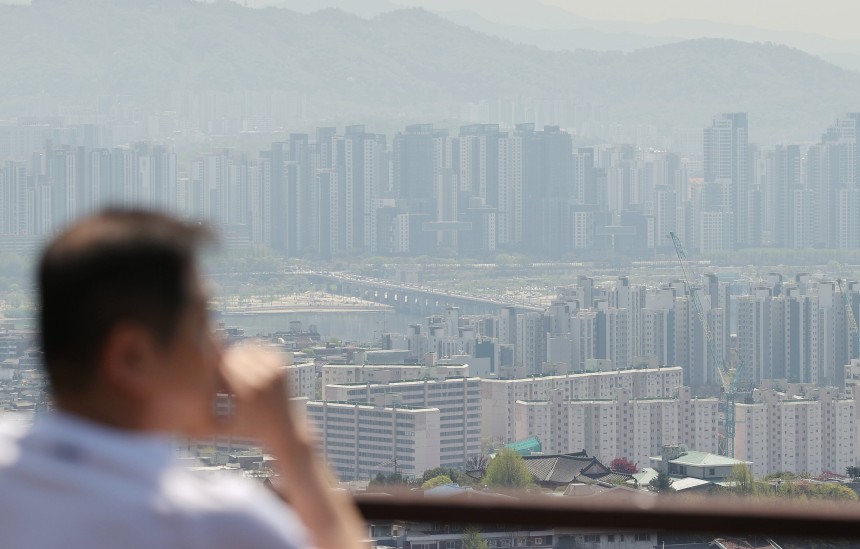 서울 남산에서 바라본 시내 아파트 단지의 모습./연합뉴스