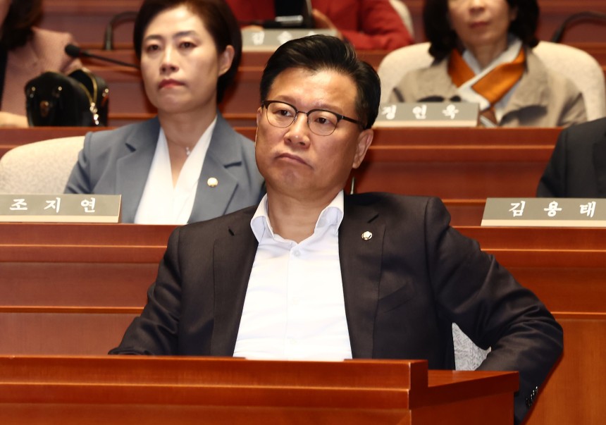  이양수 국민의힘 사무총장이 5일 서울 여의도 국회에서 열린 의원총회에서 권성동 원내대표의 발언을 듣고 있다. /뉴스1 