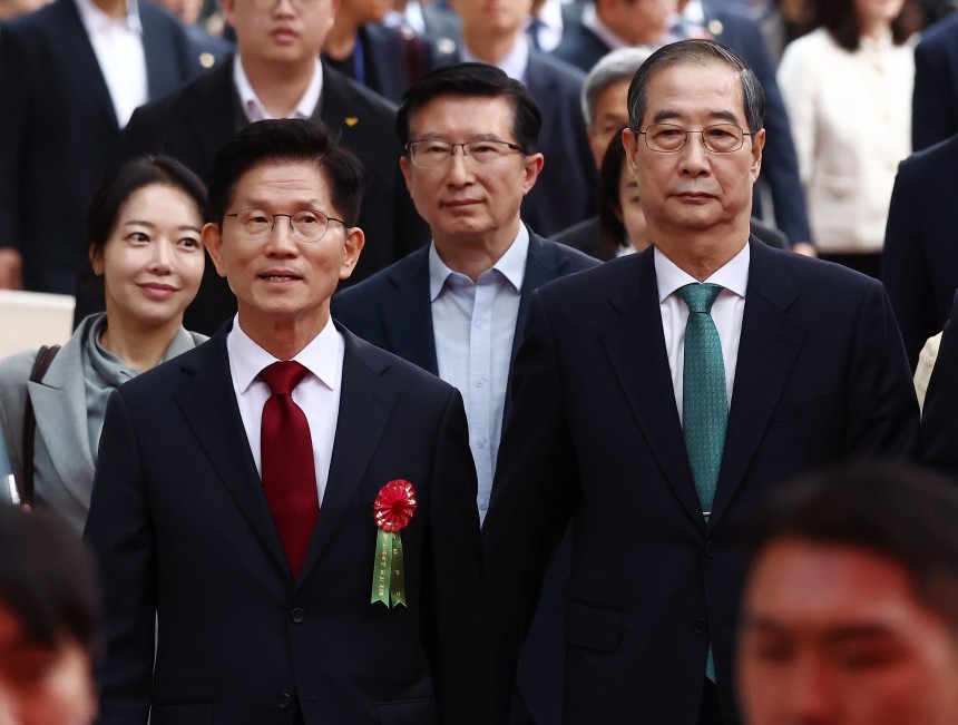 김문수 국민의힘 대통령 후보(왼쪽)와 한덕수 무소속 대통령 선거 예비후보 /뉴스1