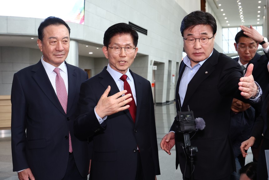 단일화 문제를 놓고 당 지도부와 갈등을 빚고 있는 김문수 국민의힘 대통령 후보가 6일 경북 경주시 HICO(정상회의장) 미디어센터에서 브리핑을 갖고 경선 일정 중단과 서울행을 선언하고 있다. /뉴스1 