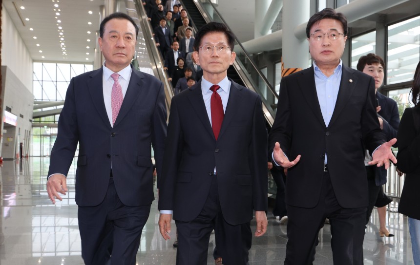 국민의힘 김문수 대선 후보(가운데)가 6일 아시아태평양경제협력체(APEC) 회의장인 경북 경주시 경주화백컨벤션센터에서 초선·재선 대표인 김대식(오른쪽), 엄태영 의원과 대화를 나누고 있다. /연합뉴스