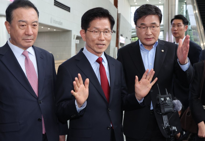 국민의힘 김문수 대선 후보가 6일 아시아태평양경제협력체(APEC) 회의장인 경북 경주시 경주화백컨벤션센터에서 무소속 한덕수 대선 예비후보와의 단일화 압박에 반발하며 후보 일정 중단을 선언하고 있다. 김 후보 양 옆으