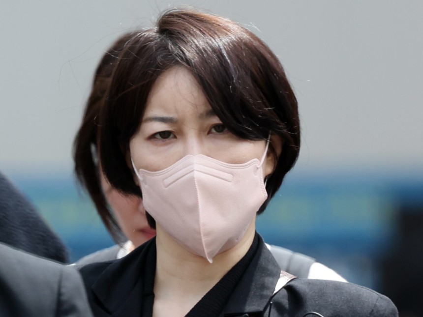 음주운전 및 불법 숙박업 운영 혐의를 받는 문재인 전 대통령 딸 문다혜 씨가 17일 오전 서울 마포구 서울서부지방법원에서 열린 도로교통법 위반(음주 운전)·공중위생관리법 위반 혐의 1심 선고기일을 마치고 발걸음을 옮