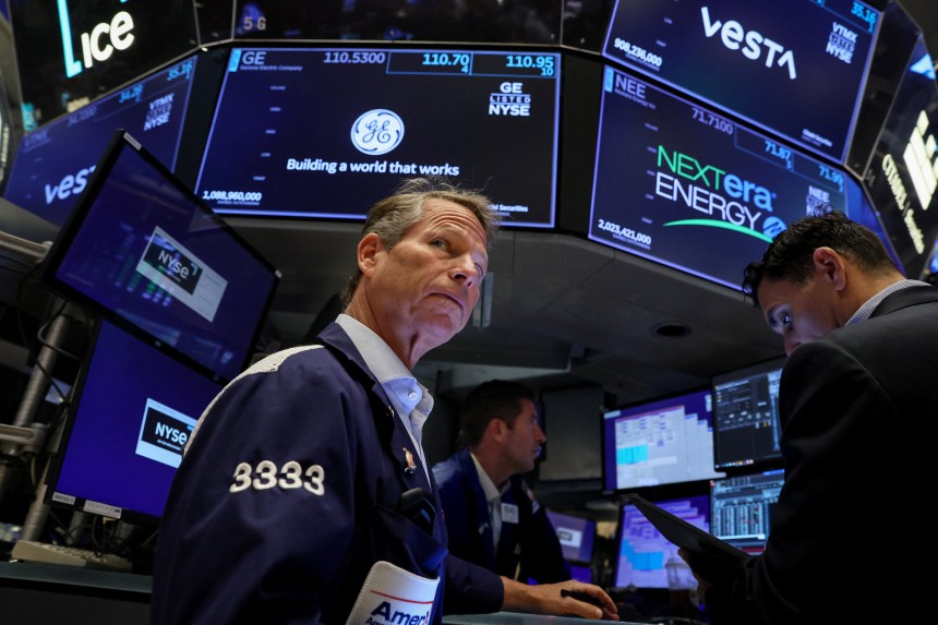 미국 뉴욕증권거래소(NYSE)에서 트레이더들이 업무를 보고 있다./로이터연합뉴스