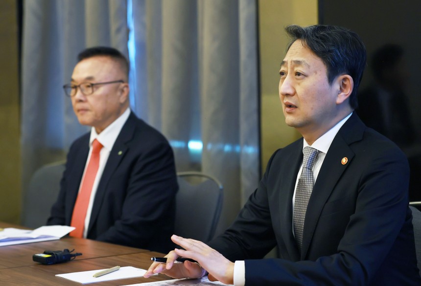 안덕근(오른쪽) 산업통상자원부 장관과 황주호 한국수력원자력 사장이 7일(현지시각) 체코에서 현지 출장 기자단과 간담회를 하고 있다. /산업부 제공