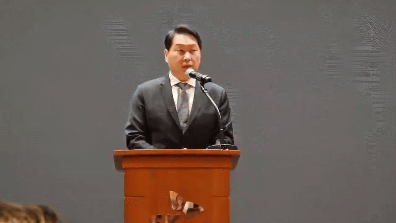 최태원 SK그룹 회장이 7일 오전 10시 서울 중구 SK텔레콤 사옥에서 SK텔레콤 고객 정보 해킹 사태에 대해 사과하고 있다./윤예원 기자