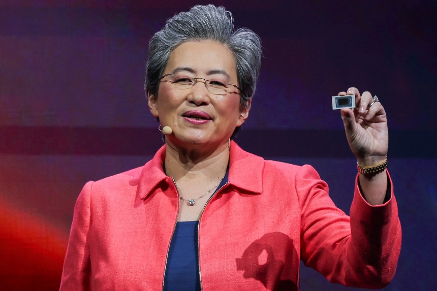 리사 수 AMD 최고경영자(CEO)가 작년 6월 대만 타이베이에서 열린 컴퓨텍스 2024에서 AI 프로세서를 들어보이고 있다./로이터연합뉴스 