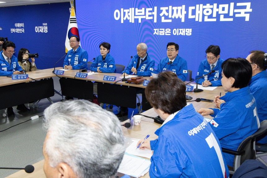 박찬대 더불어민주당 상임 총괄선대위원장이 7일 오전 서울 여의도 민주당사에서 열린 중앙선거대책위원회의에서 발언을 하고 있다. /뉴스1