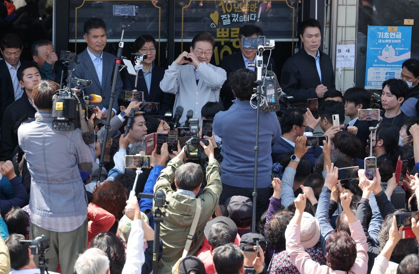 '골목골목 경청투어:국토종주편'에 나선 7일 전북 진안군 새참거리에서 손으로 하트를 만들며 지지를 호소하고 있다. /연합뉴스