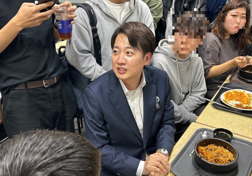 이준석 개혁신당 대통령 후보가 7일 대전 유성구 충남대학교에 방문해 학생들과 학식을 먹으며 대화하고 있다. /대전=김민국 기자