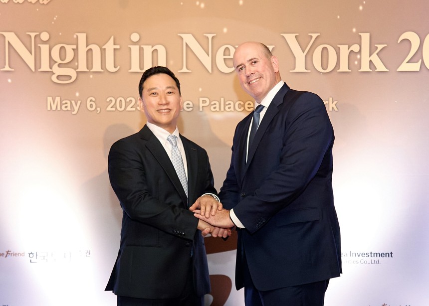 지난 6일(현지시각) 한국투자증권이 미국 뉴욕에서 개최한 글로벌IR 행사‘KIS Night in New York 2025’에서 김성환 사장(왼쪽)과 하비 슈워츠(Harvey M.Schwartz) 칼라일그룹 최고경