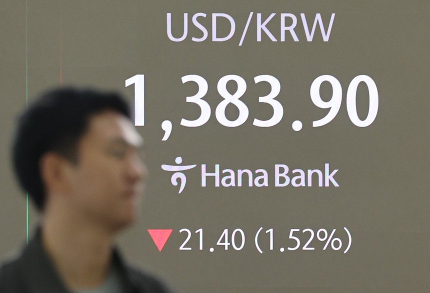 7일 오전 서울 중구 하나은행 딜링룸 현황판에 원/달러 환율 등이 표시되고 있다./연합뉴스 제공