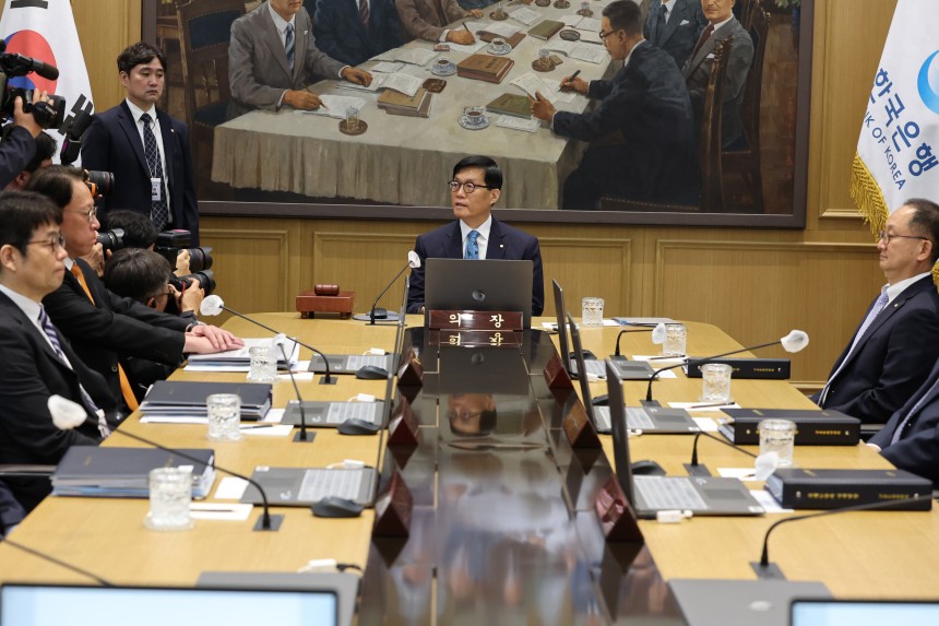 이창용 한국은행 총재가 17일 서울 중구 한국은행에서 열린 금융통화위원회 통화정책방향 회의를 주재하고 있다. /뉴스1