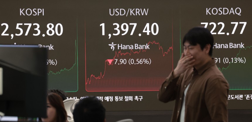 7일 서울 중구 하나은행 딜링룸 현황판에 코스피 지수 등이 표시되고 있다./ 연합뉴스