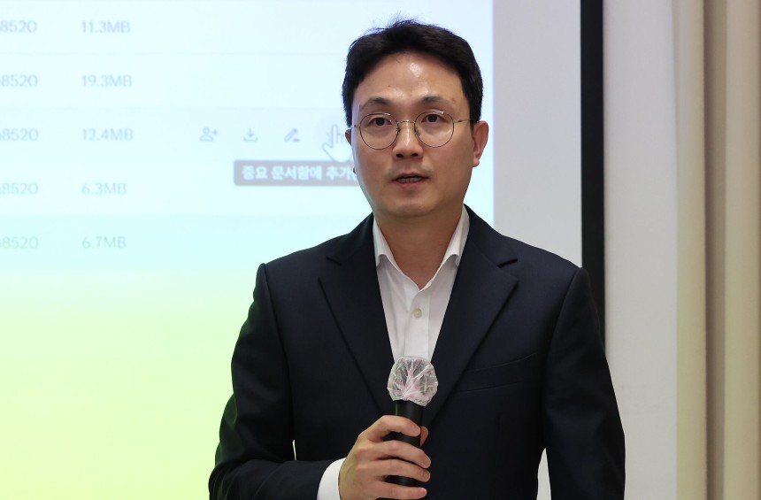 유튜버 이진호가 7일 오후 서울 강남구 스페이스쉐어에서 고(故) 김새론 유족 측 변호인과 가로세로연구소가 진행한 기자회견을 반박하는 기자회견을 하고 있다. /뉴스1