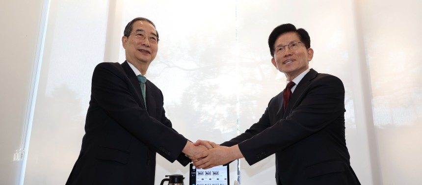 김문수 국민의힘 대선 후보와 한덕수 무소속 대선 예비후보가 7일 오후 서울 종로구의 한 음식점에서 열린 후보 단일화를 위한 회동에서 악수를 나누고 있다./뉴스1