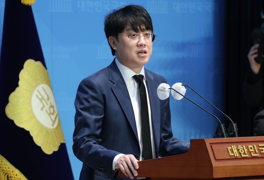 더불어민주당 전 권리당원인 백광현 씨가 13일 오후 서울 여의도 국회 소통관에서 민주당 권리당원 제명 처분 관련 기자회견을 하고 있다.더불어민주당 경기도당 윤리심판원은 이재명 당 대표를 상대로 직무정지 소송을 낸 권