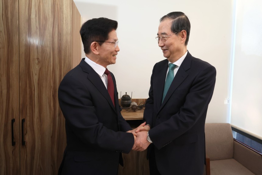 김문수 국민의힘 대통령 후보와 한덕수 무소속 예비후보가 7일 오후 서울 종로구의 한 식당에서 단일화 관련 회동을 하기 전 악수하고 있다./뉴스1