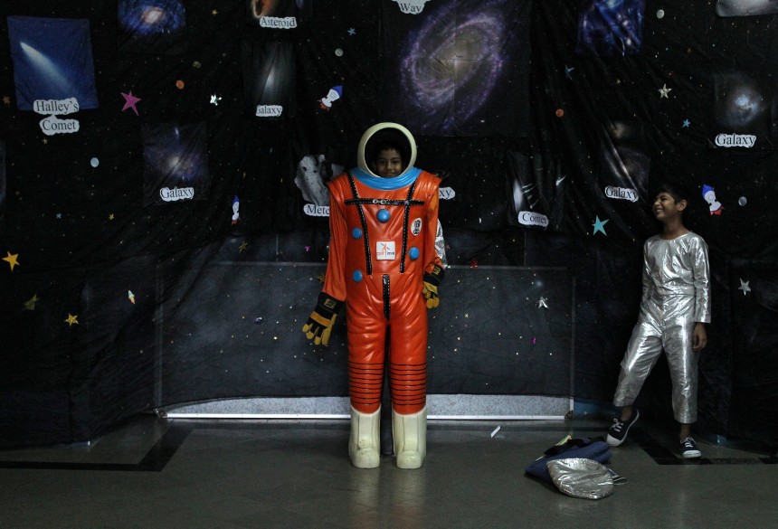 2019년 9월 18일 인도 뭄바이에서 인도우주연구기구(ISRO)와 한 대학이 주최한 우주 기술 전시회에서 학생들이 우주복을 입어보고 있다./로이터