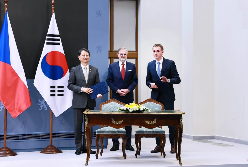 안덕근 산업통상자원부 장관이 7일 프라하 체코 총리실에서 페트르 피알라 체코 총리를 비롯한 한국과 체코 정부 대표단이 참석한 가운데 열린 한ㆍ체코 원전산업 협력 약정(Arrangement) 체결식에서 약정서에 서명한