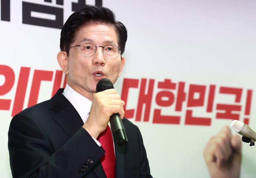 김문수 국민의힘 대통령 후보가 8일 오전 서울 여의도 자신의 캠프 사무실에서 단일화 관련 긴급 기자회견을 하고 있다. /뉴스1