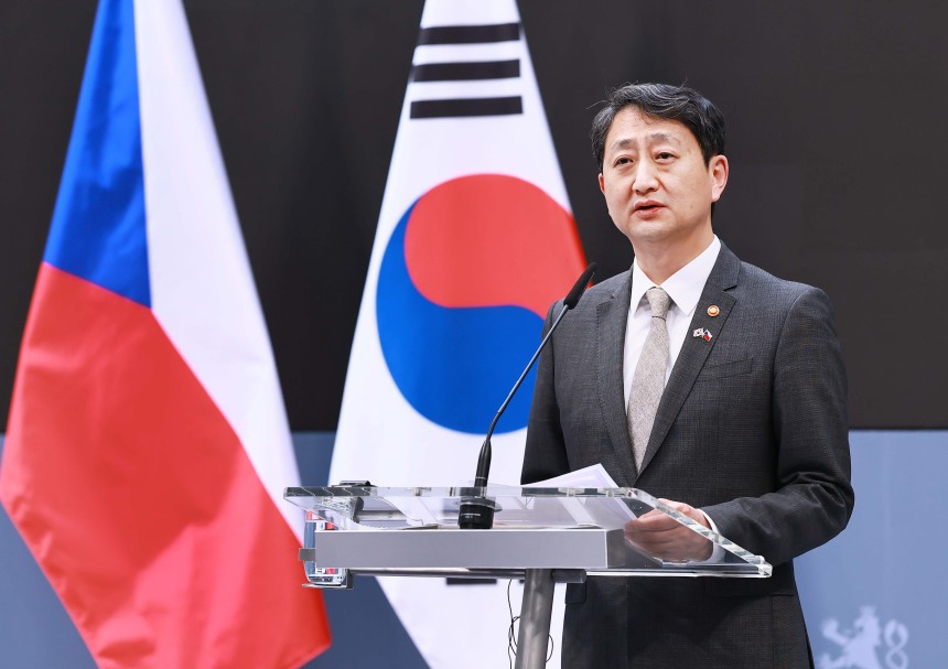 안덕근 산업통상자원부 장관이 7일 체코 프라하 총리실에서 페트르 피알라(Petr Fiala) 체코 총리를 비롯한 한-체코 정부 대표단이 참석한 가운데 열린 한-체코 원전산업 협력 약정 체결식에서 약정서에 서명한 후 
