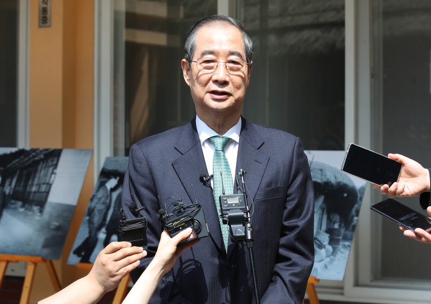 무소속 한덕수 대선 예비후보가 8일 경북 구미시 박정희 전 대통령 생가를 방문해 기자들의 질문에 답변하고 있다. /연합뉴스