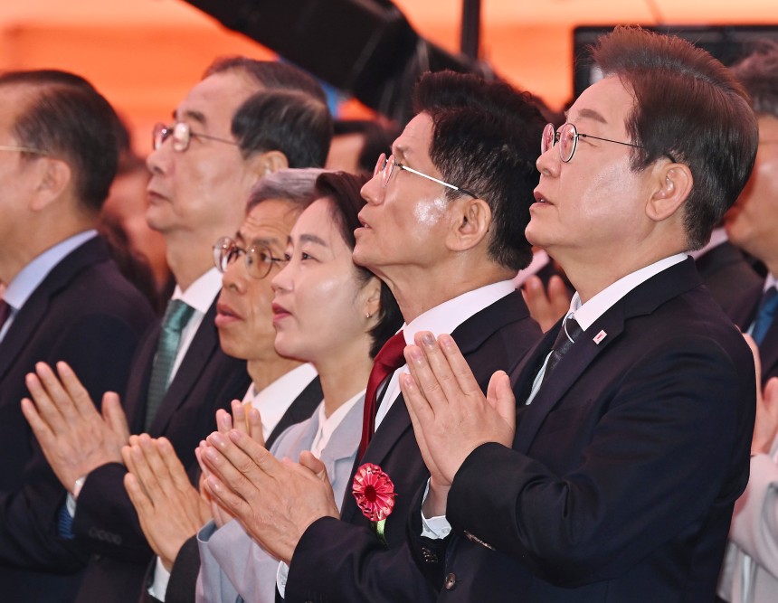 5일 서울 종로구 조계사에서 열린 불기 2569년 부처님오신날 봉축법요식에 대선 후보들이 참석해 합장하고 있다. 오른쪽부터 더불어민주당 이재명 대선 후보, 국민의힘 김문수 대선 후보, 진보당 김재연 대선 후보, 정의