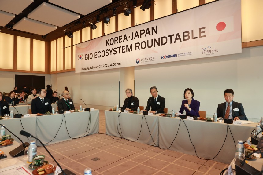 오영주(오른쪽 두번째) 중소벤처기업부 장관이 지난 2월 20일 일본 도쿄에서 열린‘제2회 한·일 바이오 에코시스템 라운드테이블’에서 인사말을 하고 있다./중소벤처기업부 제공