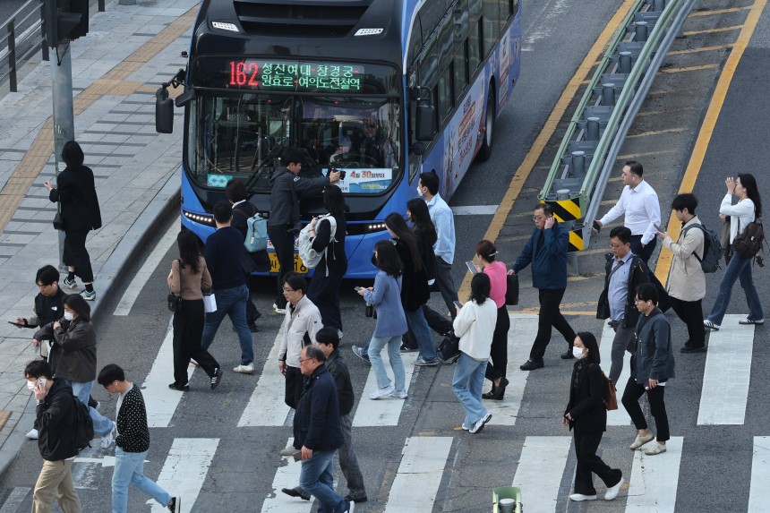 서울시 버스노조가 준법투쟁에 돌입한 지난달 30일 오전 서울역 버스환승센터에서 시민들이 버스를 이용해 출근하고 있다.버스노조는 서울시와의 협상이 결렬되면서 이날 첫차부터 규정 준수,안전 운행 등을 명목으로 사실상