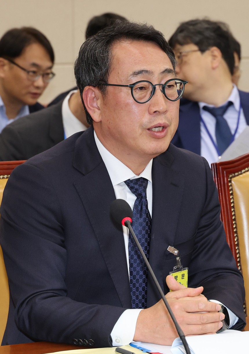 8일 국회 과학기술정보방송통신위원회 전체회의에서 열린 SK텔레콤 유심 해킹 사건 청문회에서 유영상 SK텔레콤 대표이사가 의원 질의에 답하고 있다. /연합뉴스