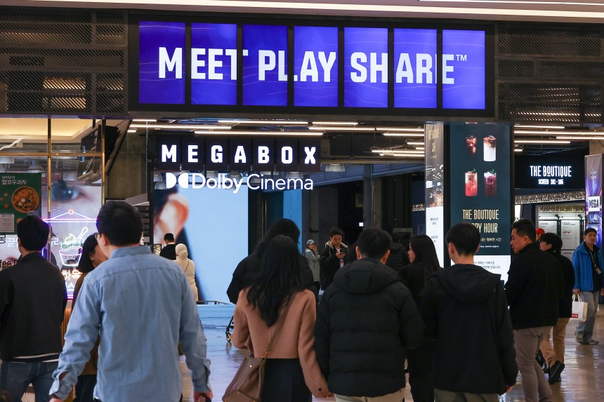 3월 30일 서울 시내 멀티플렉스 영화관에서 시민들이 상영작 예고 영상을 살펴보고 있다./연합뉴스