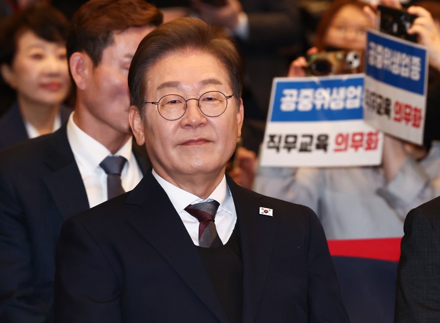 이재명 더불어민주당 대통령 후보가 8일 오후 서울 영등포구 중소기업중앙회에서 열린 선거대책위원회 직능본부 민생정책 협약식에서 자리하고 있다./뉴스1