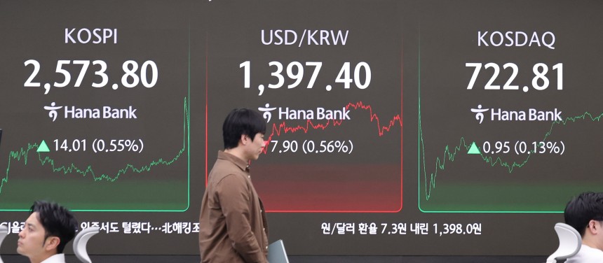 서울 중구 하나은행 본점 딜링룸 전광판에 코스피 종가 현황이 표시돼 있다./뉴스1 제공